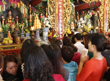 “Dân công sở” chen chúc cầu may ở Phủ Tây Hồ